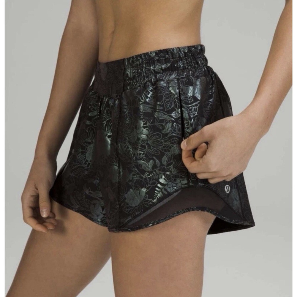 Lululemon Women's Low Rise Hotty Hot Shorts 4" Size 2 Iridescent